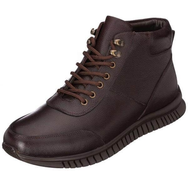 AG7044 acı kahve deri botun yuvarlatılmış burnu, kahve bağcıkları ve bronz tonlu halka-kancalarıyla ön çapraz görünümü
