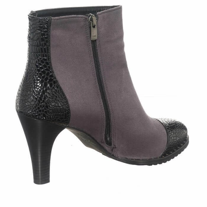 K716 Gri Süet topuklu botun iç yan görünümü, dikey siyah fermuarı, parlak arka paneli ve ince siyah topuğu profil detayı